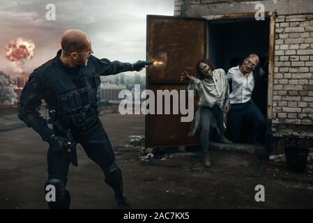 L'homme militaire avec canon tire des zombies, deadly chase Banque D'Images