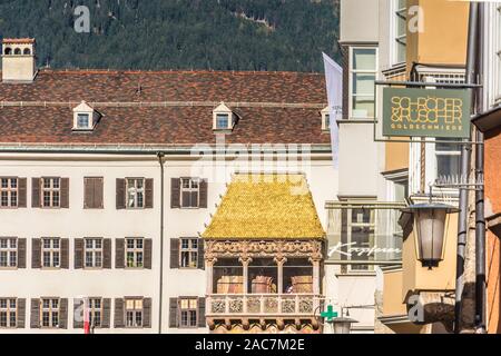 Détail de la célèbre toit d'or, Innsbruck en Autriche. Le Petit Toit d'or, ornée de 2 738 tuiles de cuivre doré au feu à Innsbruck, Autriche. Banque D'Images