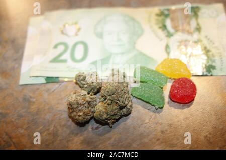 Cueillies de cannabis, de la marijuana médicale, CBD perfusé gummies et pot comestibles thème concept avec close up sur les ours gommeux colorés et les mauvaises herbes bourgeons sur dark Banque D'Images