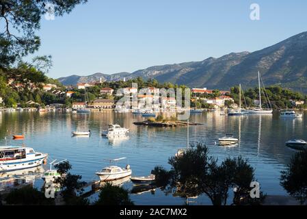 Vue depuis le camping dans Korcula à une baie avec des bateaux en face des montagnes de la péninsule de Peljesac, l'île de Korcula, Croatie Banque D'Images