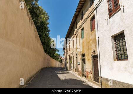 Montopoli in Val d'Arno rue étroite de l'architecture. C'est une municipalité dans la province de Pise dans la région Toscane. Banque D'Images