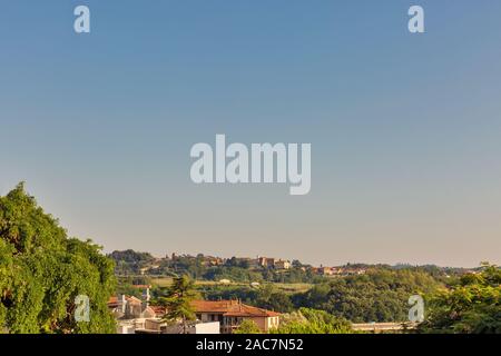 Contexte de l'été lasndscape avec vue sur San Romano et hifgway village en Toscane, Italie. Banque D'Images