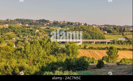 Lasndscape d'été avec vue sur Montopoli in Val d'Arno hifgway et village en Toscane, Italie. Banque D'Images