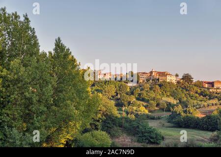 Lasndscape d'été avec vue sur Montopoli in Val d'Arno village de Toscane, Italie. Banque D'Images