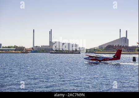 Un hydravion décolle dans le port de Copenhague, Danemark Banque D'Images