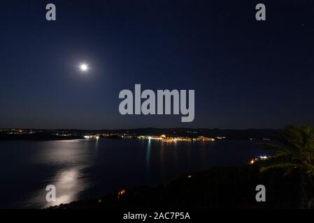 La lune dans le ciel nocturne illuminé sur la vieille ville médiévale de Korcula dans la perspective à la monastère franciscain près de Orebic, Croatie Banque D'Images