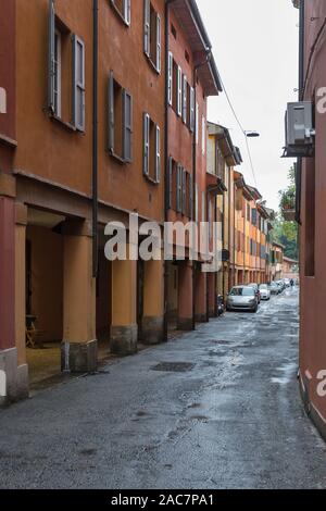 Rainy ruelle de la vieille ville de Bologne, Italie Banque D'Images