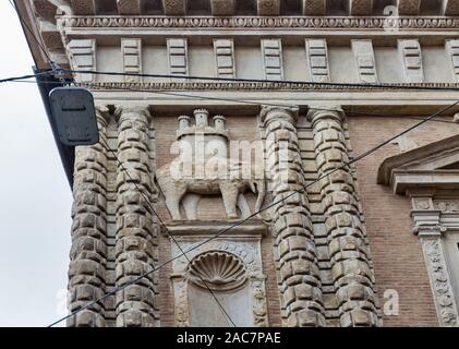 Fantuzzi palace elefant transporteur château ancien mur relief à Bologne, en Italie. Banque D'Images