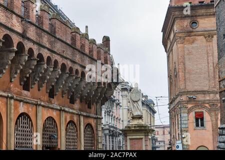 Vue urbaine avec vue de dessous de deux tours de Bologne un jour de pluie : Asinelli et Garisenda dans la vieille ville, de l'Italie. Banque D'Images