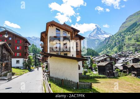 Rues de belles Alpine Village Zermatt en Suisse dans la saison estivale. Cervin Montagne dans l'arrière-plan. Chalets de montagne typique des Alpes. Alpes Suisses, paysage alpin. Banque D'Images