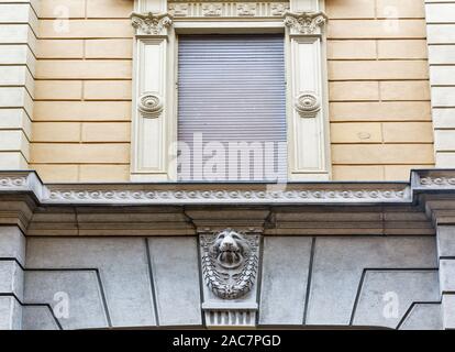 Ancienne tête de lion relief mural à Bologne, en Italie. Banque D'Images