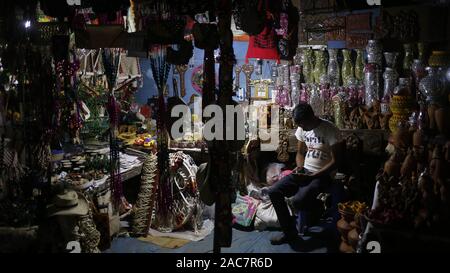 Dhaka, Bangladesh. 2 Décembre, 2019. Un vendeur utilise une photo comme attend les clients à un marché artisanal près de la rue de l'Université de Dacca. Credit : MD Mehedi Hasan/ZUMA/Alamy Fil Live News Banque D'Images