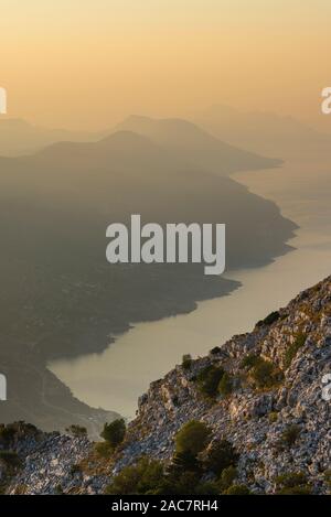 Les chaînes de montagnes sur la côte sud de la péninsule de Pelješac dans disappera la brume au lever du soleil, Dalmatie du Sud, Croatie Banque D'Images