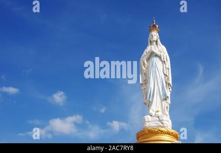 Notre Dame, Vierge Marie, Mère de Dieu dans les nuages ciel Banque D'Images