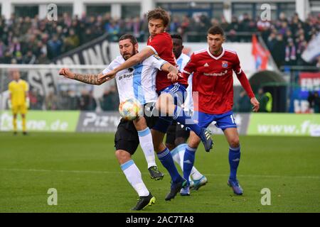 Munich, Allemagne. 06Th Nov, 2019. Sascha MOELDERS (TSV Munich 1860), d'action, les duels contre Paul GRAUSCHOPF (Munich). Soccer 3. Liga, 17.-Loire, journée-TSV Munich 1860 2-3, sur 01.12.2019. Alpenbauer Sportpark Unterhaching, DFL RÈGLEMENT INTERDIT TOUTE UTILISATION DE PHOTOGRAPHIE COMME DES SÉQUENCES D'IMAGES ET/OU QUASI VIDÉO. Utilisation dans le monde entier | Credit : dpa/Alamy Live News Banque D'Images