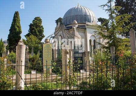 Istanbul, Turquie - 7 septembre 2019. Pierres tombales historiques dans le cimetière de la mosquée de Fatih Banque D'Images