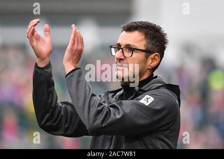 Munich, Allemagne. 06Th Nov, 2019. Michael KOELLNER coach (1860) applaudit, claps applaudissements, image unique, seule coupe motif, la moitié de la figure, la moitié de la figure. Soccer 3. Liga, 17.-Loire, journée-TSV Munich 1860 2-3, sur 01.12.2019. Alpenbauer Sportpark Unterhaching, DFL RÈGLEMENT INTERDIT TOUTE UTILISATION DE PHOTOGRAPHIE COMME DES SÉQUENCES D'IMAGES ET/OU QUASI VIDÉO. Utilisation dans le monde entier | Credit : dpa/Alamy Live News Banque D'Images