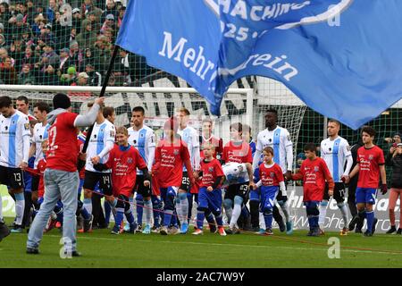 Munich, Allemagne. 06Th Dec 2019. randmotiv, en général, les deux équipes, les équipes entrent en jeu. Soccer 3. Liga, 17.-Loire, journée-TSV Munich 1860 2-3, sur 01.12.2019. Alpenbauer Sportpark Unterhaching, DFL RÈGLEMENT INTERDIT TOUTE UTILISATION DE PHOTOGRAPHIE COMME DES SÉQUENCES D'IMAGES ET/OU QUASI VIDÉO. Utilisation dans le monde entier | Credit : dpa/Alamy Live News Banque D'Images