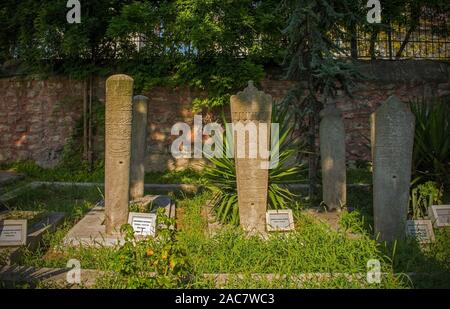 Istanbul, Turquie - 7 septembre 2019. Pierres tombales historiques dans le cimetière de la mosquée de Fatih Banque D'Images