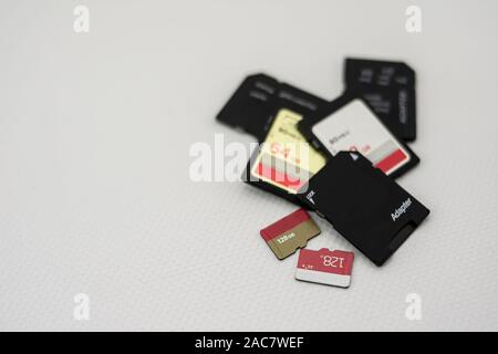 Jeu de mémoire micro SD et SD avec adaptateur pour le stockage de données et d'informations Banque D'Images