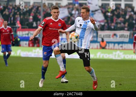 Munich, Allemagne. 06Th Nov, 2019. Dennis DRESSEL (TSV Munich 1860), d'action, les duels contre Florian DIETZ (Munich). Soccer 3. Liga, 17.-Loire, journée-TSV Munich 1860 2-3, sur 01.12.2019. Alpenbauer Sportpark Unterhaching, DFL RÈGLEMENT INTERDIT TOUTE UTILISATION DE PHOTOGRAPHIE COMME DES SÉQUENCES D'IMAGES ET/OU QUASI VIDÉO. Utilisation dans le monde entier | Credit : dpa/Alamy Live News Banque D'Images