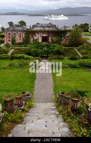 Fort parterre de couverture,cercle de glycines,Acer palmatum,terrasse,jardin,Bantry House and Gardens, West Cork Garden Trail,bateau de croisière de bateau,,Bantry Bay,t Banque D'Images