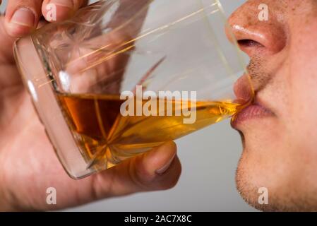 L'homme est de boire de l'alcool. Les gens, les boissons, l'alcool et de loisirs concept. Concept vie malsaine. Banque D'Images