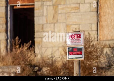 Posté pour aucune intrusion sur une vieille maison usés Banque D'Images