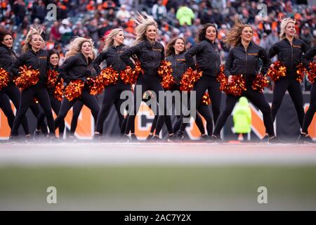 Cincinnati, OH, USA. 06Th Nov, 2019. Cincinnati Bengals cheerleaders effectuer au cours de l'action de jeu de football américain NFL entre les New York Jets et les Bengals de Cincinnati au Stade Paul Brown sur Décembre 01, 2019 à Cincinnati, OH. Adam Lacy/CSM/Alamy Live News Banque D'Images