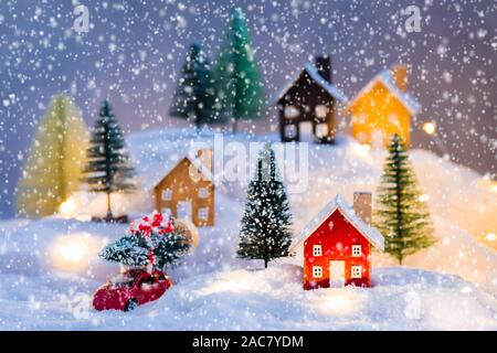 Maisons en bois miniature village plus floue décoration de Noël, avec voiture rouge et toy sapins property real estate investment bonjour Banque D'Images