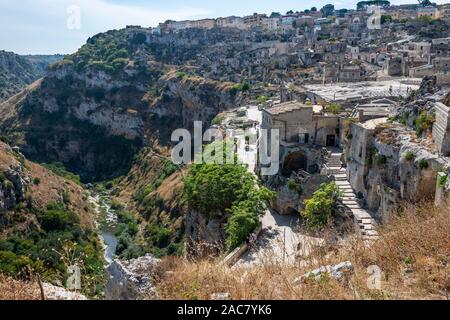 La Gravina di Matera, un profond canyon tournant autour du bord de la quartier de sassi de Matera, Basilicate région, le sud de l'Italie Banque D'Images