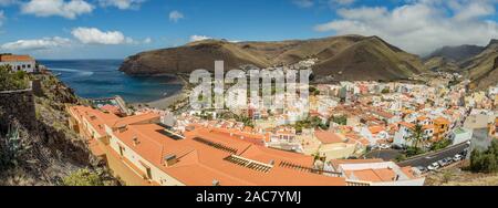 Vue aérienne des montagnes vers le principal port de l'île de La Gomera. Les toits colorés et maisons de la pente du volcan à San Sebastian de la Gomera, S Banque D'Images