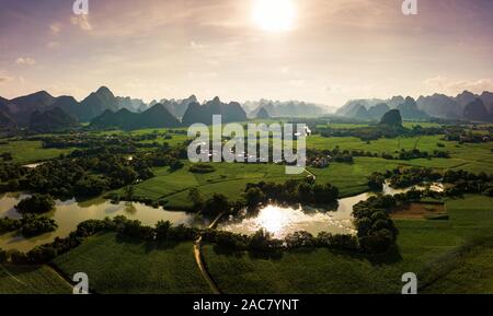 Paysage karstique et les champs agricoles dans la province de Guangxi en Chine du sud vue aérienne au coucher du soleil Banque D'Images