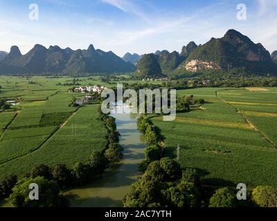 Paysage karstique et les champs agricoles dans la province de Guangxi en Chine du sud vue aérienne Banque D'Images