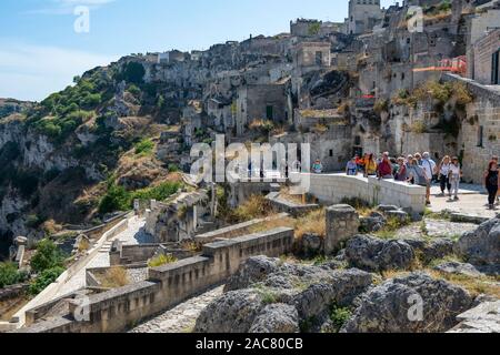 Les touristes se sont réunis sur Vico Solitario par Casa Grotta nei Sassi, recréé un habitat troglodytique dans quartier de sassi de Matera, Basilicate région, le sud de l'Italie Banque D'Images