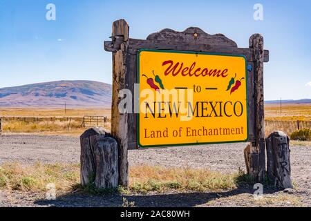 Antonito, CO - 3 octobre, 2019 : Bienvenue au Nouveau Mexique panneau près du Colorado - New Mexico Border Banque D'Images