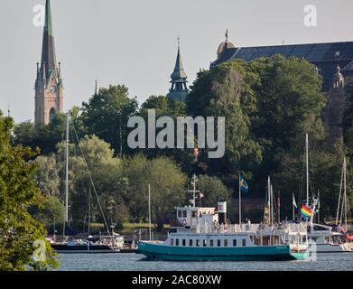 Emelie bateau en route vers la région de Nybroviken Stockholm, Suède Banque D'Images