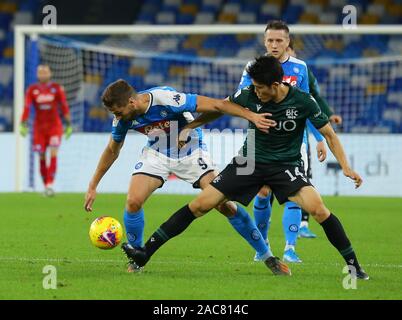 Napoli's avant l'Espagnol Fernando Llorente (L) se bat pour la balle avec le défenseur de Bologne Japonais Takehiro Tomiyasu au cours de la Serie A italienne football match SSC Napoli vs FC Bologne 1909. Bologna a gagné 2-1. Banque D'Images