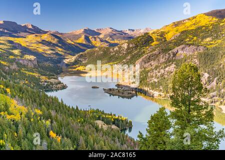 Vue aérienne du Lac de San Cristobal dans les Montagnes Rocheuses du Colorado à l'automne Banque D'Images