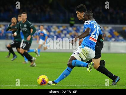 Le défenseur sénégalais du Napoli Kalidou Koulibaly se bat pour la balle avec le défenseur de Bologne Japonais Takehiro Tomiyasu au cours de la Serie A italienne football match SSC Napoli vs FC Bologne 1909. Bologna a gagné 2-1. Banque D'Images