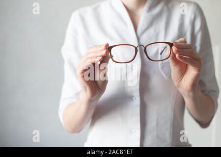 Vous essayez de nouveau ophtalmologiste lunettes. La myopie hypermétropie ou concept Banque D'Images