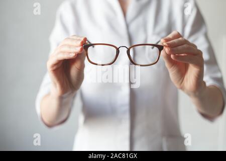 Vous essayez de nouveau ophtalmologiste lunettes. La myopie hypermétropie ou concept Banque D'Images