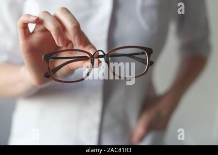 Vous essayez de nouveau ophtalmologiste lunettes. La myopie hypermétropie ou concept Banque D'Images