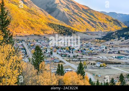 Silverton, CO - 1 octobre 2019 : Vue aérienne de la ville de Silverton, Colorado dans les montagnes de San Juan Banque D'Images