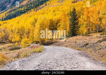 Sentier en boucle alpine à travers les montagnes de San Juan dans le Colorado Banque D'Images