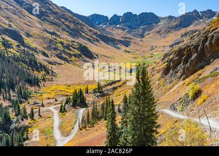 Sentier en boucle alpine à travers les montagnes de San Juan dans le Colorado Banque D'Images