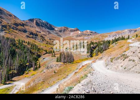 Sentier en boucle alpine à travers les montagnes de San Juan dans le Colorado Banque D'Images