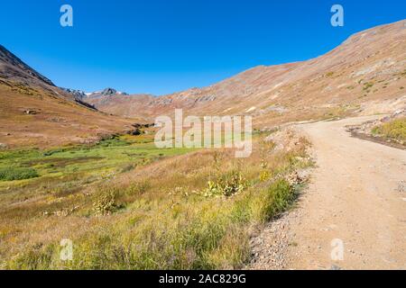 Sentier en boucle alpine à travers les montagnes de San Juan dans le Colorado Banque D'Images