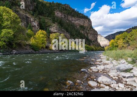 Fleuve Colorado à Glenwood Canyon, Colorado près de Grizzly Creek Banque D'Images