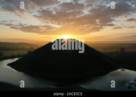 Silbury Hill, Nr Avebury, Wiltshire, Royaume-Uni. Le 30 novembre 2019. Drone Sunrise images de l'homme antique monticule de Silbury Hill dans le Wiltshire presque co Banque D'Images